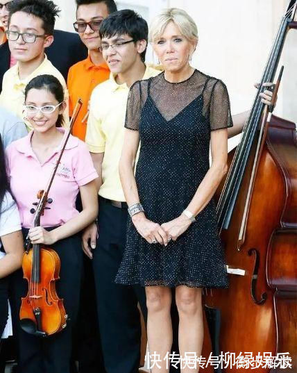 小姐姐|布丽吉特整容后更自信同马克龙出游亲密似挂件,撒起娇来齁甜蜜