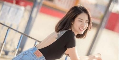 紧身牛仔裤 小姐姐穿紧身牛仔裤穿出气质,微胖的身材很受欢迎!增添柔美气息