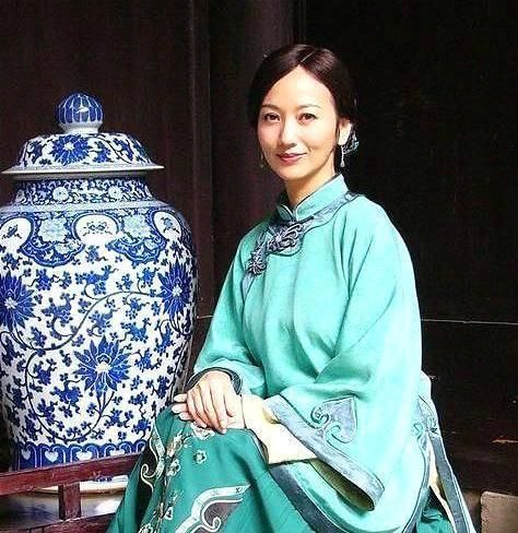 丈夫死前留下一藏宝箱,她用20年时间争得30亿,晚年捐24亿给国家