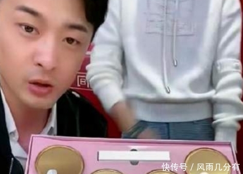 辛巴晒童年照称企业家,复出造势单膝跪地,三大人群反对前途难料