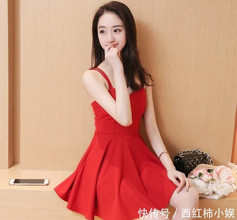 精致的连衣裙,会提升整个人的档次和品位,让你更从容自信!