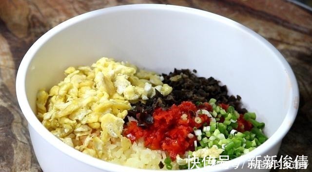 土豆不用炒着吃了,大厨教你做家常土豆馅饼,皮薄馅大营养又美味