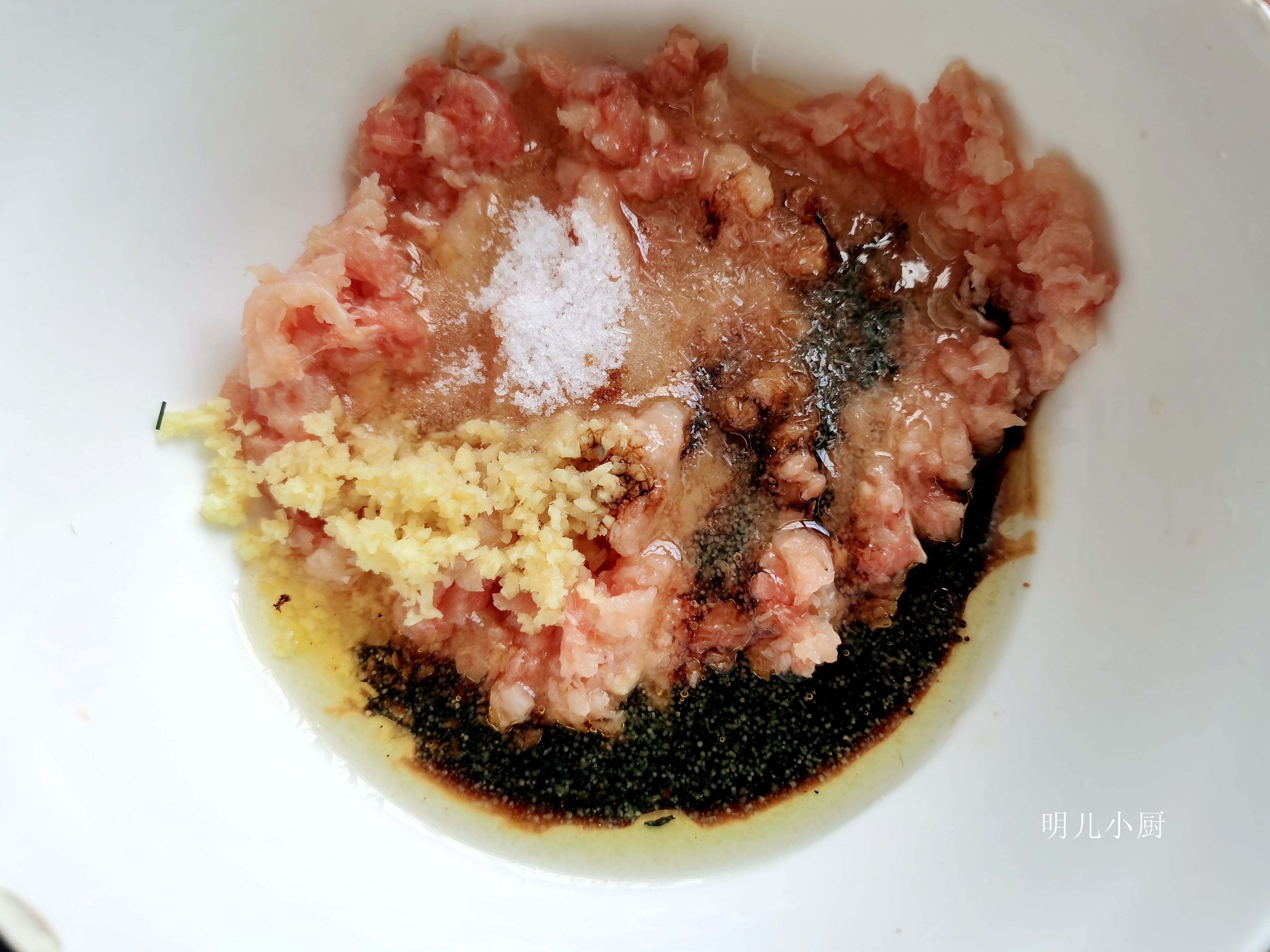 这肉六块钱一斤，不管炖炒都不好吃，唯独用来包饺子味道棒极了