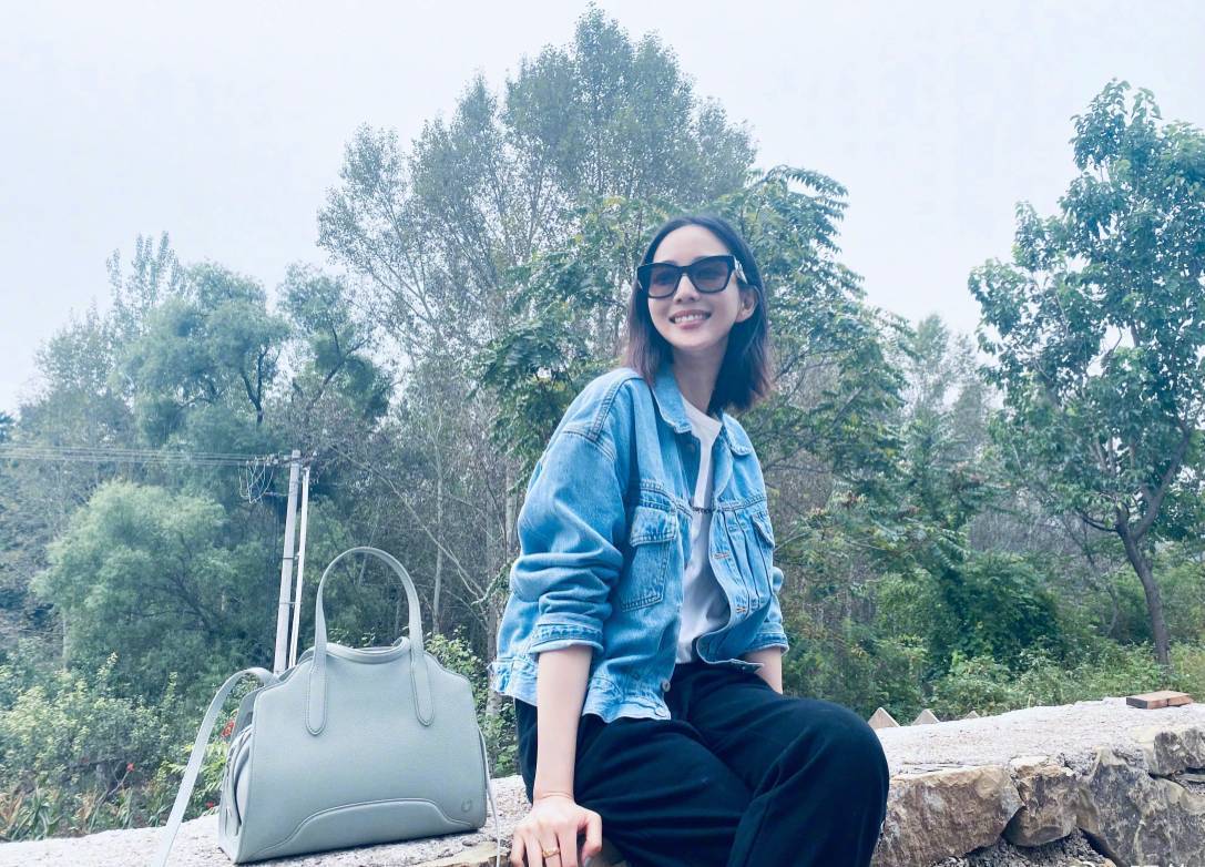 裤装|张钧甯不愧为真女神,穿牛仔外套超时髦,打扮简单却难掩高级感