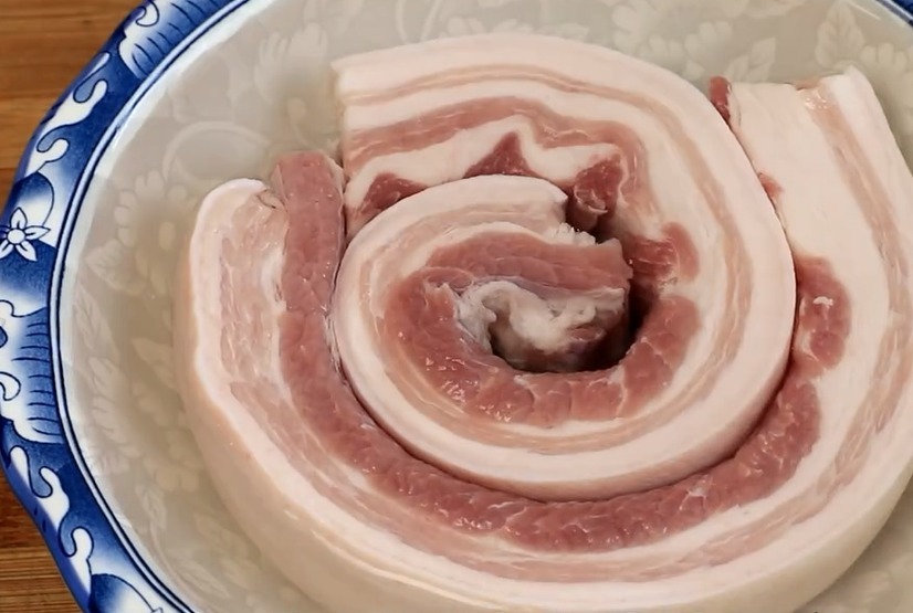 五花肉不要炒着吃了,咱们换个吃法,美味不油腻,好吃到停不下来