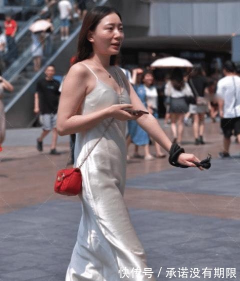 吊带|吊带反光连衣裙，这位美女这样搭配，真是展现女人风味！