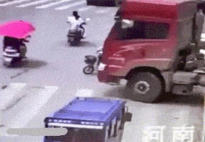|搞笑GIF:来来来,师傅抽根烟!你跟我说说你是怎么开上去的?