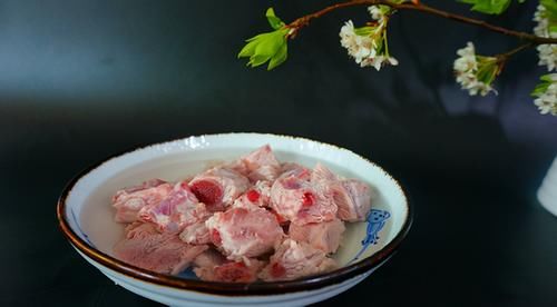 冬季排骨浓郁鲜嫩，芝麻飘香，怀念家乡的味道，在外也要好好吃饭