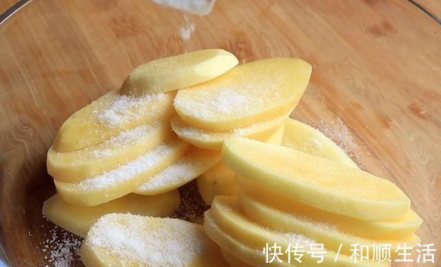 土豆又一个神奇的做法只要放盐水里泡一泡,个个鼓大泡,真解馋