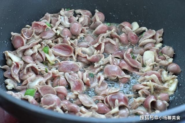 下酒菜当属炒鸡胗，想要脆嫩有1步不能省，没腥味更有嚼劲