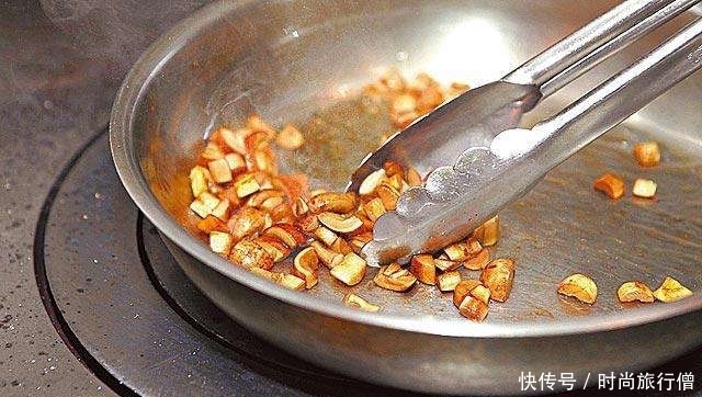 香槟|“金蒜百花香槟茸”轻松做, 蒜酥搭配姬松茸, 吃来相当开胃下饭!