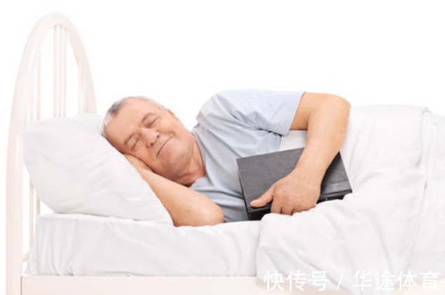 趴着睡觉|研究发现:2种睡姿危害老人健康,1种睡姿能减少老年痴呆风险