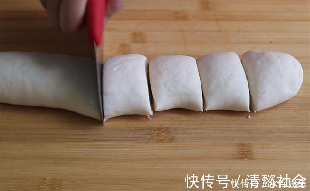面粉别蒸馒头了,加一把红豆,卷一卷,蓬松喧软又香甜,超简单