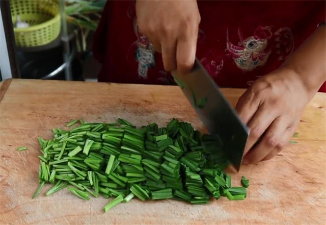 陕西|教你在家做陕西特色小吃滋卷,皮薄如纸,越吃越香,做法超简单