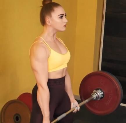反差萌|女版施瓦辛格手臂比男生腿还粗,深蹲超250公斤,颜值却不输明星
