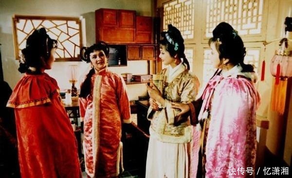 实则|红楼梦,完美女孩宝琴出场意义何在看似她最优秀,实则在夸黛玉