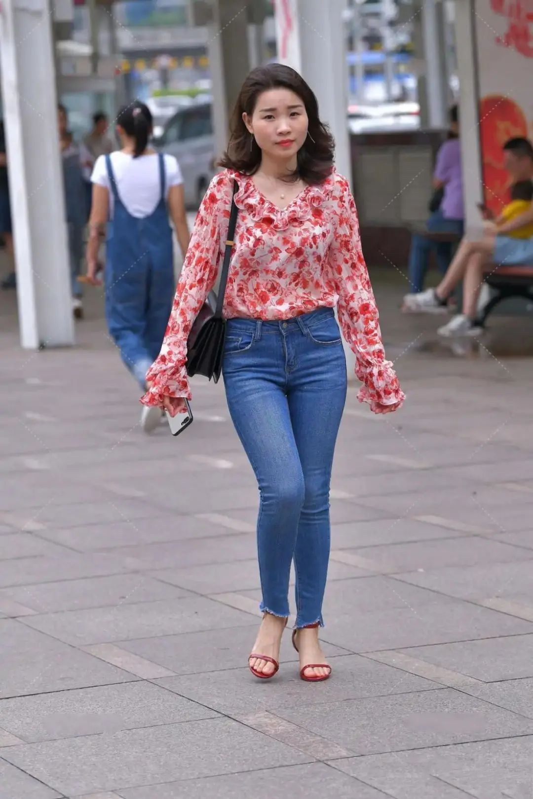 瑰姿艳逸|瑰姿艳逸的小姐姐，一件碎花上衣配牛仔裤，气质甜美优雅