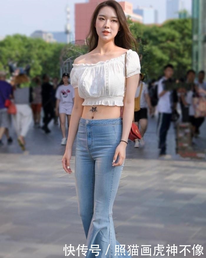 牛仔裤当裙子穿,仗着有双大长腿,裤腿成了“吸尘器”