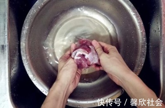 猪肉|猪肉别直接用水洗,很难洗干净,教你这一招,脏东西自己跑出来!