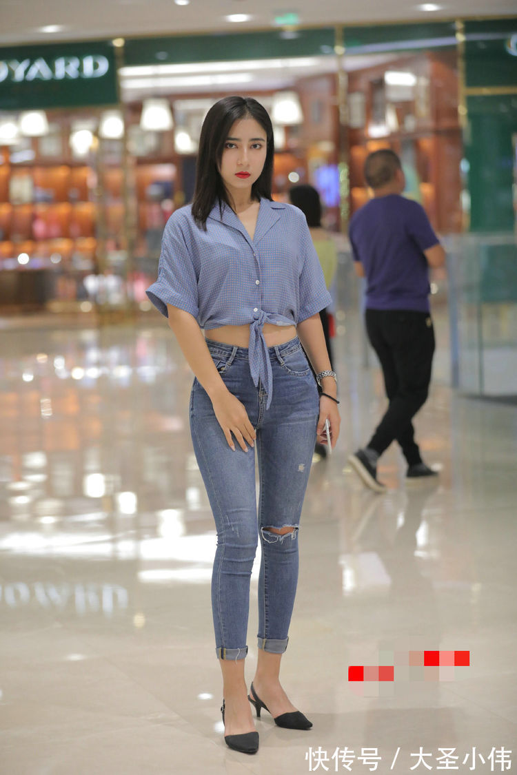 街拍 美女街拍:五分短款穿在腿上很显腿细,让自己的身材优点得到更多的展现