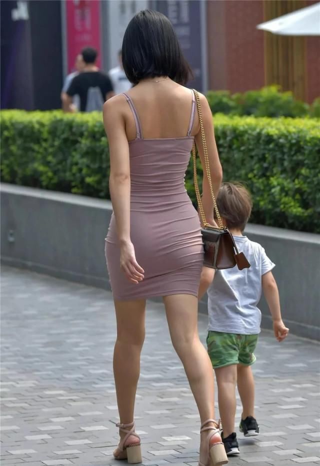时尚辣妈带娃逛街,妈妈身材火辣,儿子也很酷