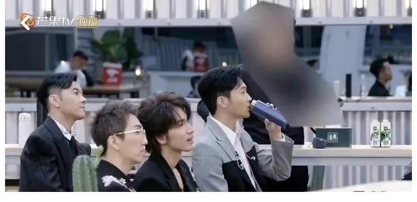 暴走的马赛克！《哥哥》连夜给李云迪打码，从毫无痕迹到逐渐暴躁…