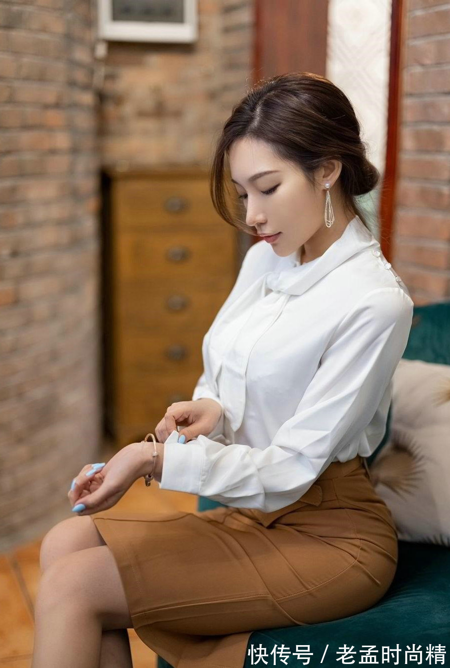 包臀裙|白色的衬衫搭配黑色包臀裙, 穿在身上更加的好看, 更显女性高贵优雅