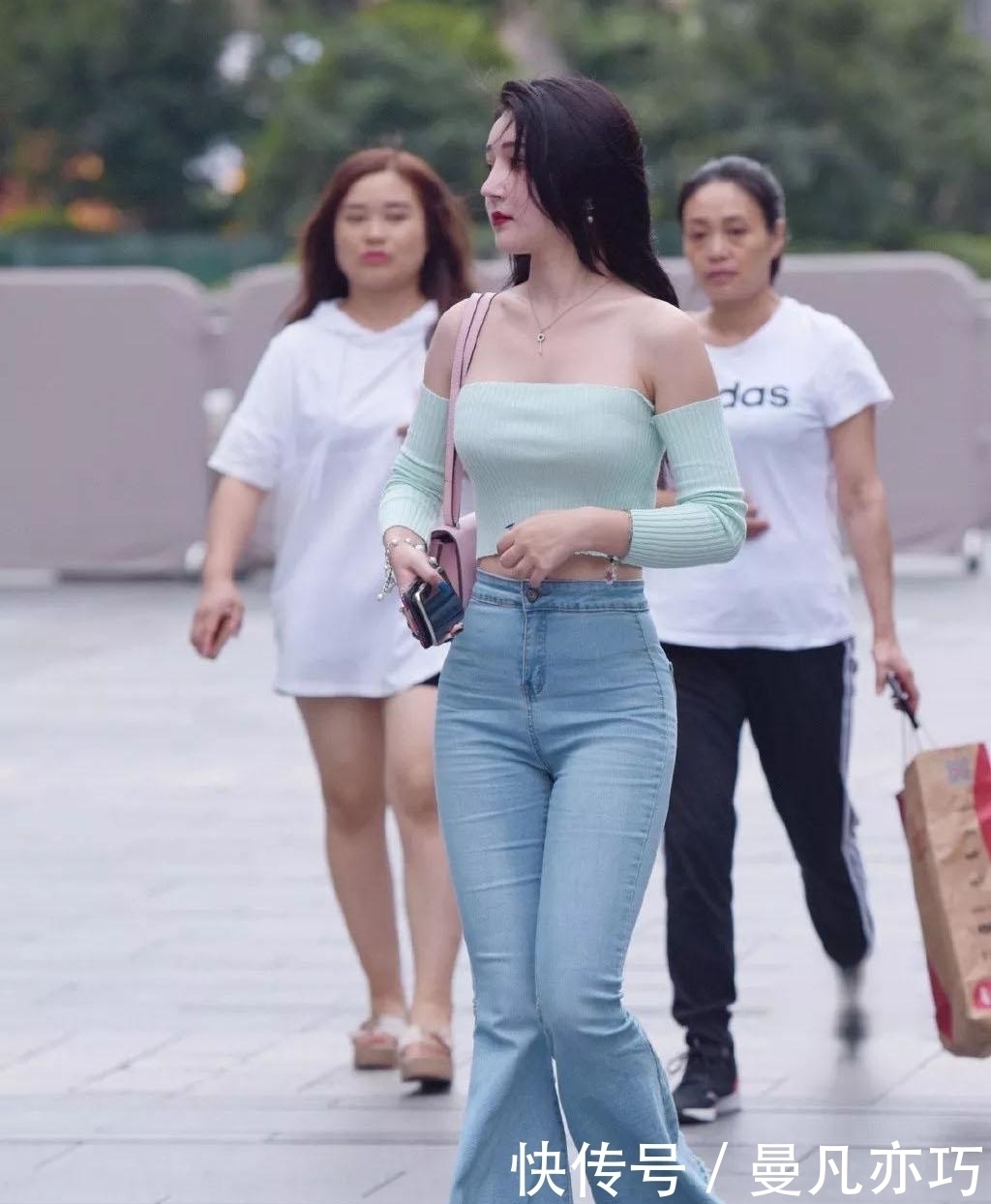 炎炎夏季,小姐姐一字肩短衫+高腰阔腿裤搭配,青春减龄显知性魅力