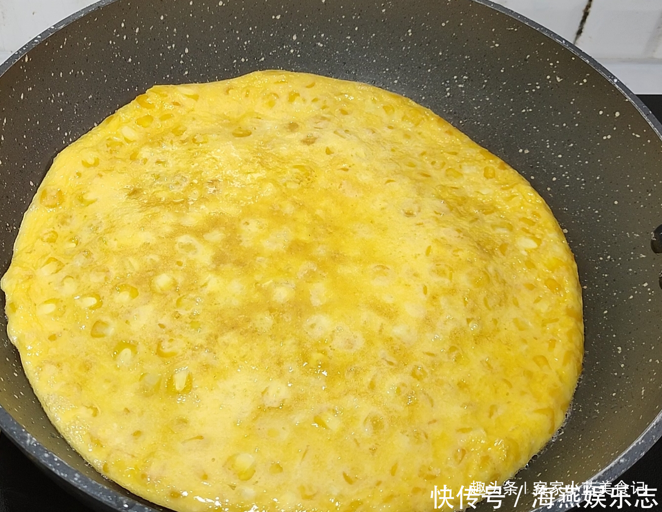 玉米粒|玉米别煮了，加两个鸡蛋，几分钟搞定，出锅小孩抢着吃，真香