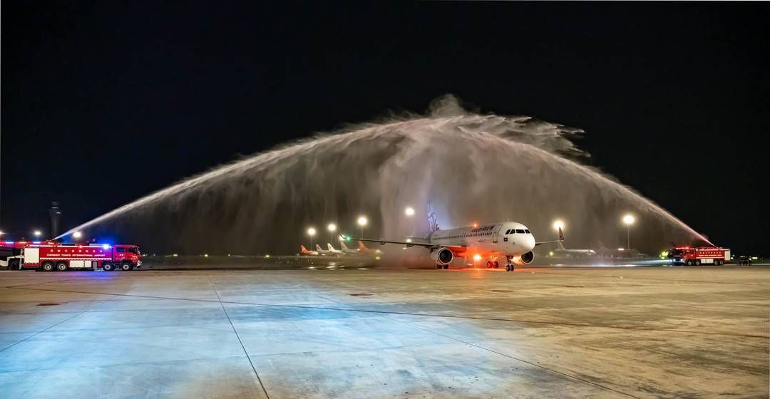 天府机场：“过水门”迎首架国际航班进港 已开通国际地区航线30余条