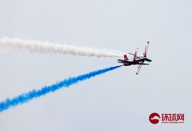 空军航空大学$【图集】空军航空大学红鹰飞行表演队拉彩烟献礼国庆