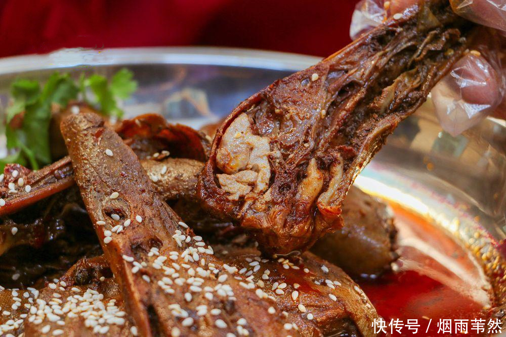 明明没什么肉的“鸭头”,为啥还如此多人喜欢吃?图啥?