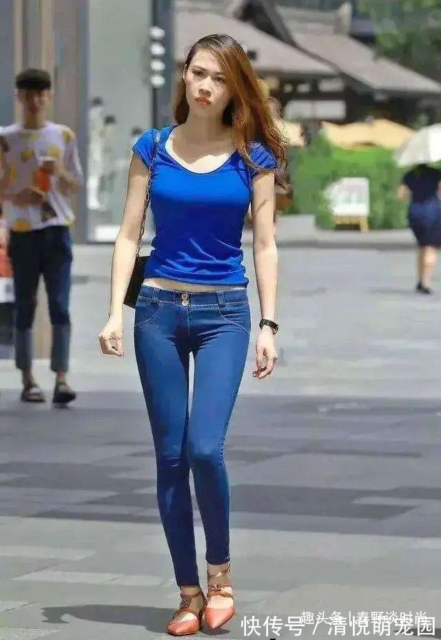 肩宽 白色打底裤搭配时尚外套,不再单调乏味,改变自己的穿衣风格