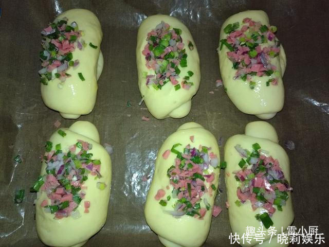 现在无需去面包店,在家轻松7步做出最好吃的葱油火腿包!