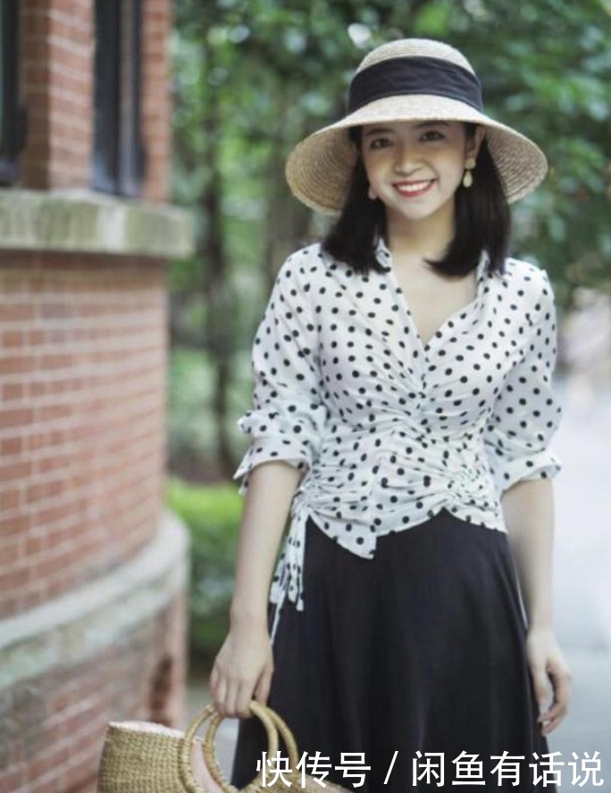 穿搭|三木把“透视波点衫”穿火了，配小抹胸清爽时髦，人群中美成焦点