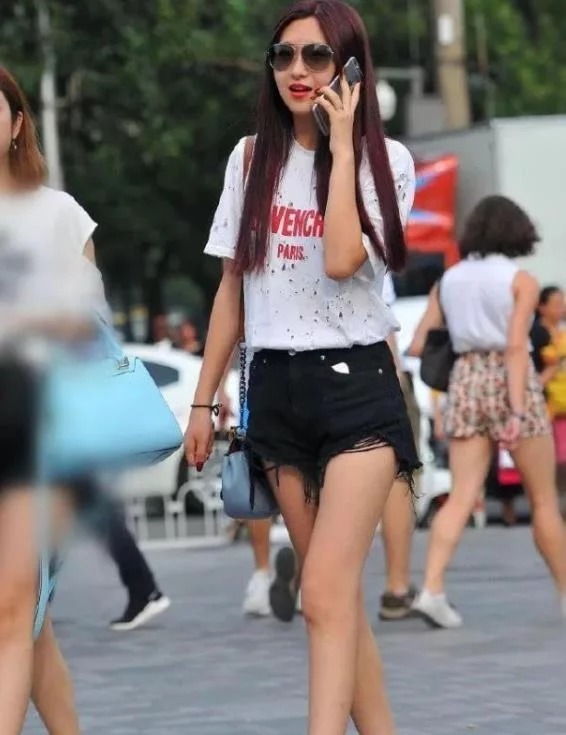 街拍:身材高挑小姐姐,背心搭配牛仔热裤,尽展纤细大长腿