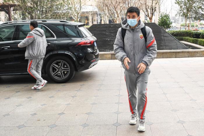 运动鞋|“鹏一期”9名教练抵达上海,李霄鹏衣品被吐槽,郑智上衣很吸睛