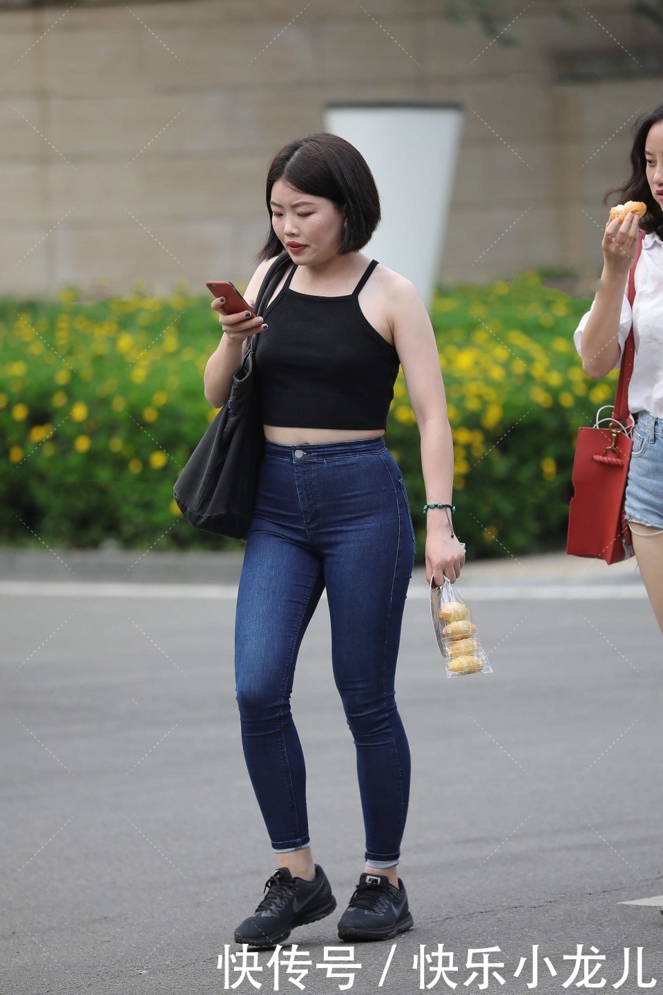 浅色|短发女生配深色系穿搭又酷又飒，学会同色系搭配法，你也能变时尚