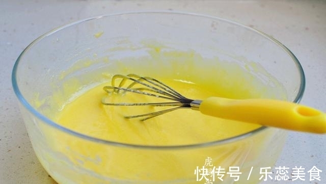 电饭煲|玉米粉+酸奶+鸡蛋，做成无油又低糖的早餐蛋糕，好吃健康易消化