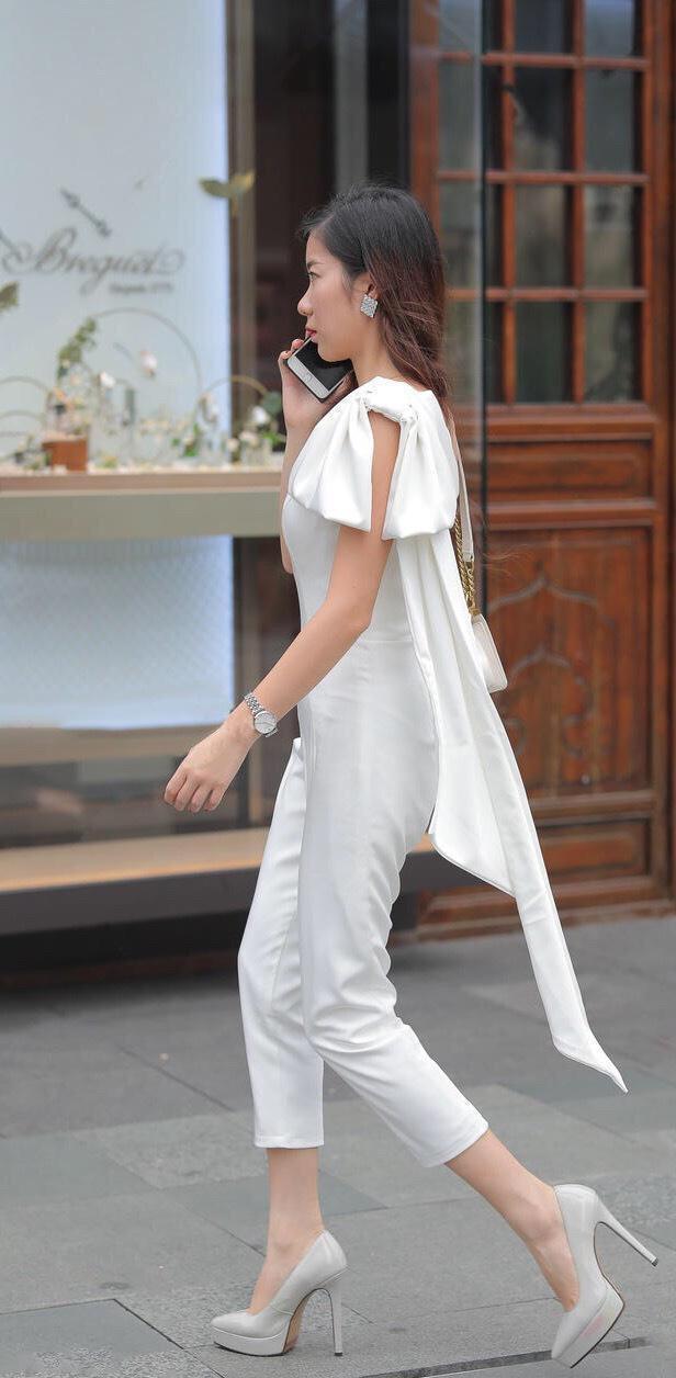 白色连身衣搭配高跟鞋，清爽时尚，充满灵气！