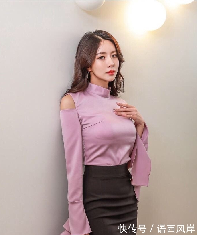 知性|洋气纯色喇叭袖打底衫,搭配半身裙高跟鞋穿着洋溢着青春活力