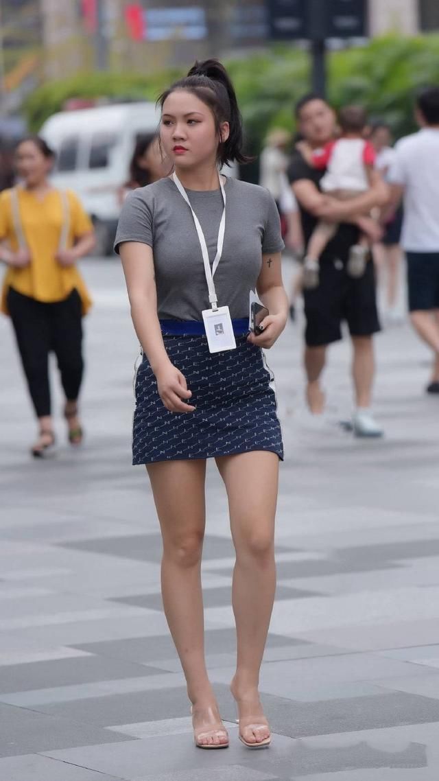 高跟鞋展示出优雅的女性姿态,释放着满满的性感元素