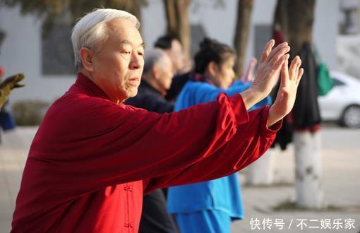 健脑|别再把“梳头”当做健脑之法了!老人要想护脑,请牢记3大招!