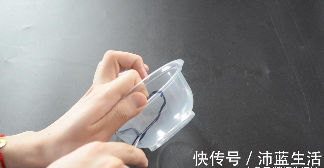 废物|圆形打包盒别扔了, 改造一下, 放在卫生间里有大用处, 省钱又实用