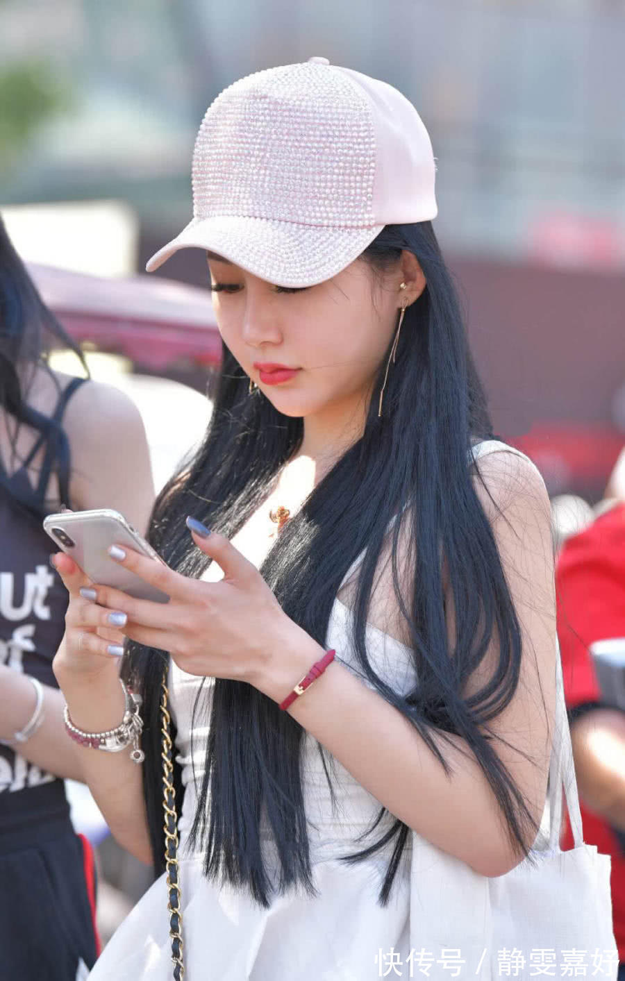 衬衣裙|街拍美女白色吊带连衣裙牛仔热裤,遮肉显瘦清凉风搭配！