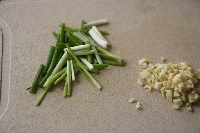 自从学会茄子这个做法，茄子再也不要过油了，一碗酱汁又香又下饭