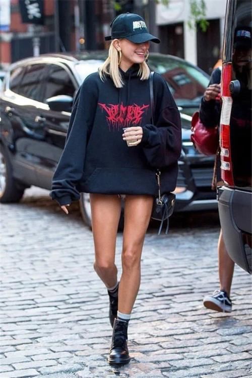 2021流行这样穿：卫衣＋短靴，搭风衣、西装气质又高级，值得借鉴