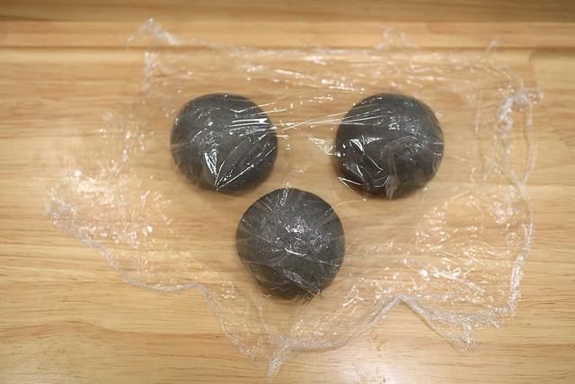 面团|黑芝麻肠仔包，早餐吃2个有底气，无需手套膜，简单又省事