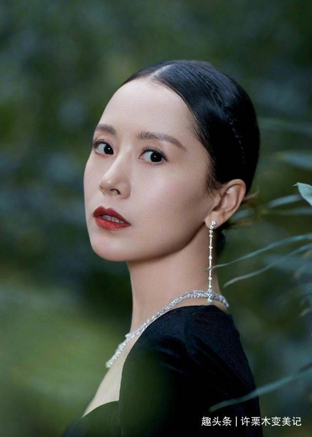 马尾 50岁女人别再留齐刘海了,今年流行5种“发型”,显脸小不挑人