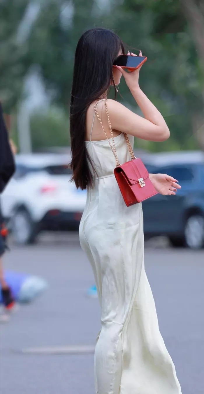 小姐姐一袭白色雪纺连衣裙,好像是睡衣一样,慵懒性感